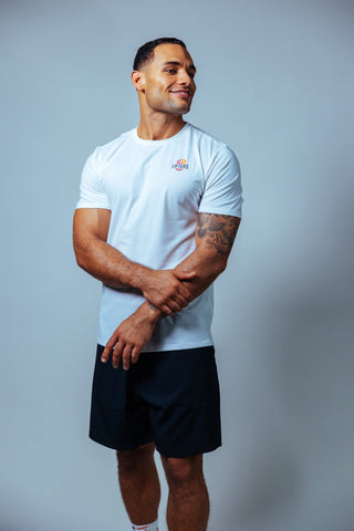 Das weiche TriBlend-Material fühlt sich angenehm auf der Haut an und begleitet dich den ganzen Tag – ob im Gym oder im Alltag.