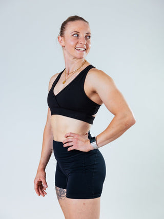 Das fein gestrickte High-End-Gewebe fühlt sich wie eine zweite Haut an – soft, flexibel und doch robust genug für jedes Workout.
