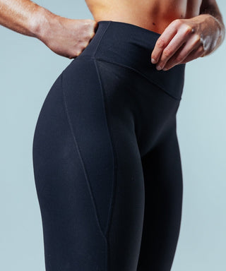 Die Front der Leggings besteht aus einem speziell entwickelten, widerstandsfähigen Stoff, der selbst den härtesten Workouts standhält – unzerstörbar, genau wie du.