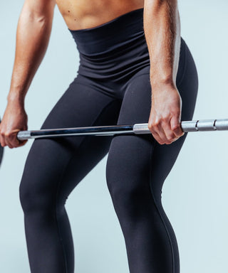 Die Unbroken Leggings – deine ultimative Lifting-Leggings. Widersteht selbst der Langhantel, deshalb gibt’s von uns 12 Monate Anti-Reiß-Garantie.