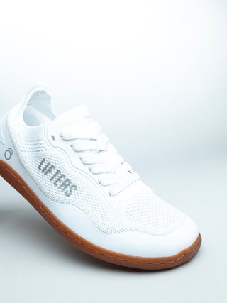 Die breite Zehenbox (Wide Toe Box) erlaubt es deinen Zehen, sich frei zu bewegen, fördert eine gesunde Fußstellung und reduziert Druckstellen.