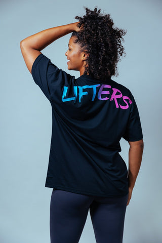 Perfekt für jedes Gym- oder Rest-Day-Outfit – ob mit Shorts, Jogger oder Leggings, dein Oversize-Shirt setzt ein Statement.