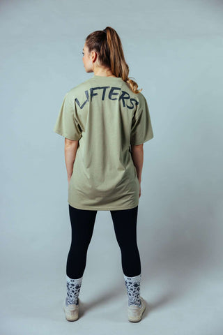 Perfekt für jedes Gym- oder Rest-Day-Outfit – ob mit Shorts, Jogger oder Leggings, dein Oversize-Shirt setzt ein Statement.