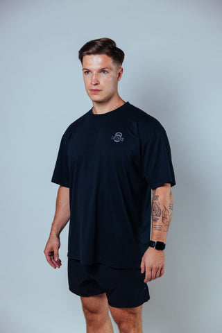 Perfekt für jedes Gym- oder Rest-Day-Outfit – ob mit Shorts, Jogger oder Leggings, dein Oversize-Shirt setzt ein Statement.