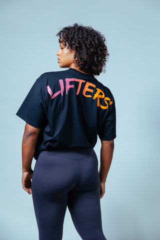 Perfekt für jedes Gym- oder Rest-Day-Outfit – ob mit Shorts, Jogger oder Leggings, dein Oversize-Shirt setzt ein Statement.