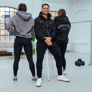 Black Friday Kampagne Athleten im Athletes Choice Zip Hoodie posen in einer hellen Location