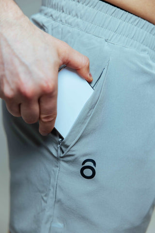 Versteckte Zipper-Taschen auf beiden Seiten, damit deine Essentials sicher verstaut bleiben.