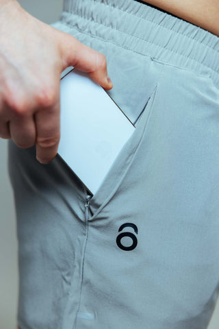 Versteckte Zipper-Taschen auf beiden Seiten, damit deine Essentials sicher verstaut bleiben.